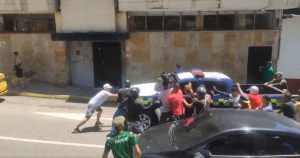 otro vehículo de la Policía hizo presencia, pero la comunidad enojada no permitió que se quedaran